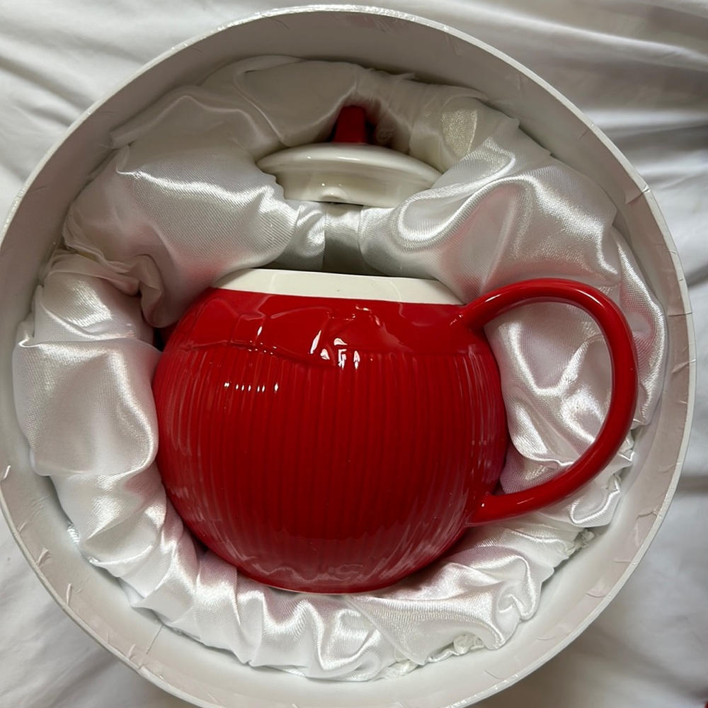 Yedi Porcelain 2014 The Ritz Collection Tea Pot With Tea Pot Box